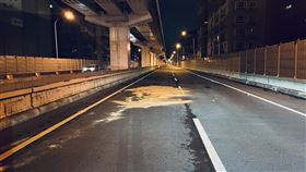 替代役男疑被丟包台64線　倒臥車道遭4車輾斃一名替代役男25日凌晨搭計程車時，疑與司機爆發口角，遭丟包在新北市台64線高架快速道路，倒臥車道先後遭4車輾過，當場死亡。（翻攝畫面）中央社記者曹亞沿傳真　115年1月26日