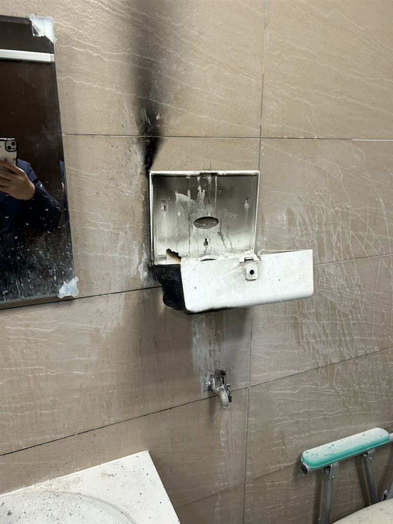 女廁內擦手紙架疑遭縱火。（圖／翻攝畫面）