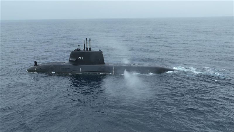 海鯤號挑戰百米潛航 共軍33機艦企圖偵蒐