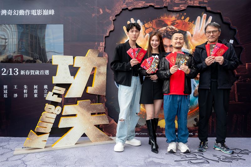 曾莞婷（左起）、柯震東、九把刀、戴立忍現身西門町。（圖／麻吉砥加提供）