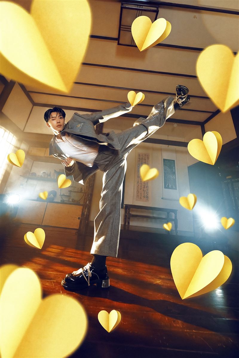 黃文廷展現過人身手，音樂到肢體表現都緊扣歌曲概念。（圖／索尼音樂提供）