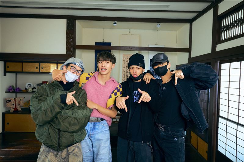 周子翔（左1）、李哲言（右2）、周祖安（右1）驚喜探班，讓黃文廷相當感動。（圖／索尼音樂提供）