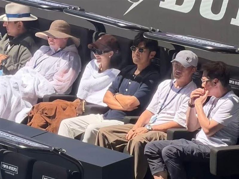 周杰倫和老婆昆凌一起看球賽，另一旁坐的是香港歌王陳奕迅。（翻攝自臉書）。（圖／翻攝自臉書）