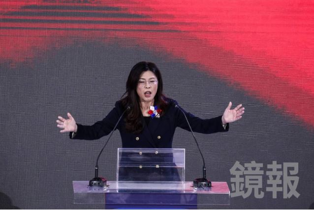 國民黨主席鄭麗文日前稱「美國是恩人、中國是親人」，台灣不能兩個都選嗎？（鏡報鄒保祥攝）