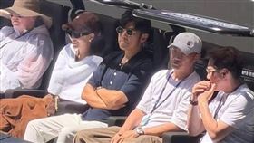 周杰倫與陳奕迅出現在澳網球場邊觀賽，吸引不少粉絲搶拍。（圖／翻攝自臉書）