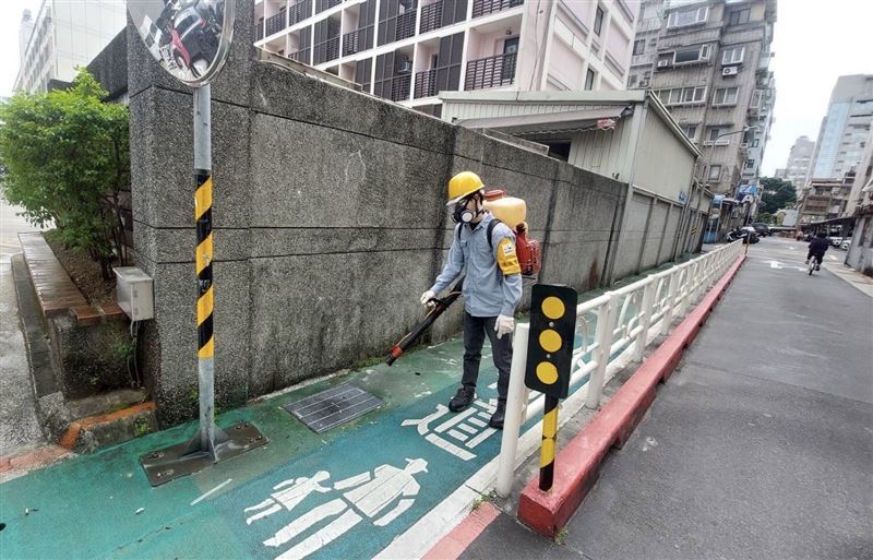 漢他病毒捕獲鼠隻、人員清消。(圖/北市衛生局提供)