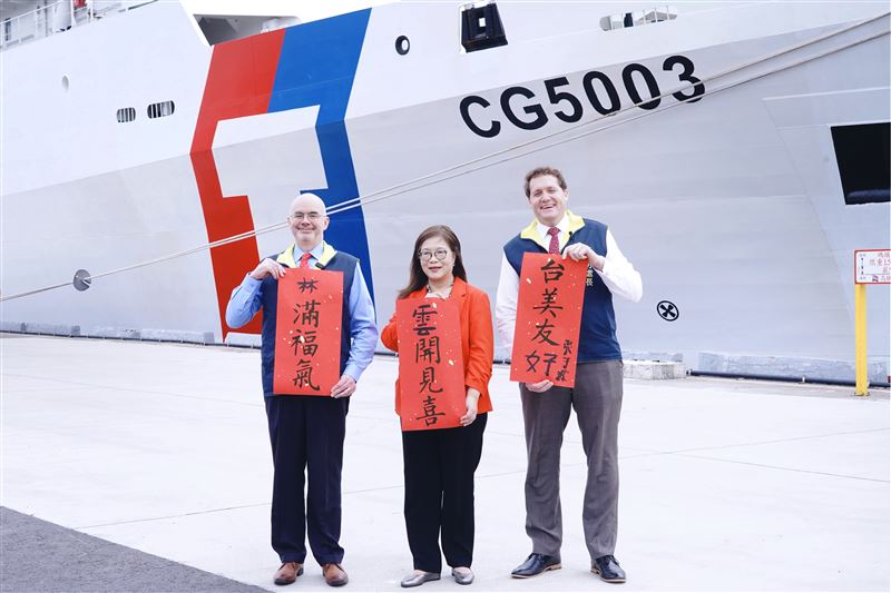 台美安全戰略「好馬吉」管碧玲邀谷立言登雲林艦迎新春！（圖／海巡署提供）