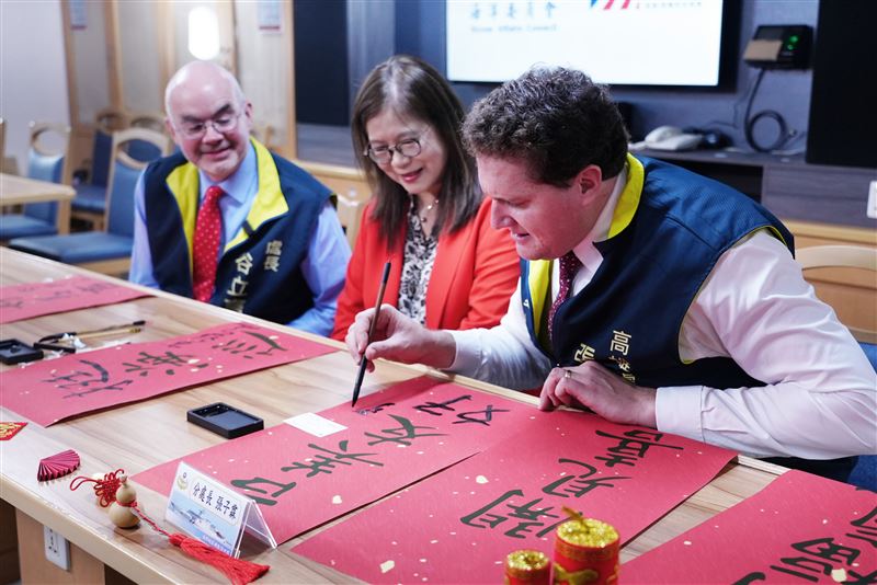 台美安全戰略「好馬吉」管碧玲邀谷立言登雲林艦迎新春！（圖／海巡署提供）