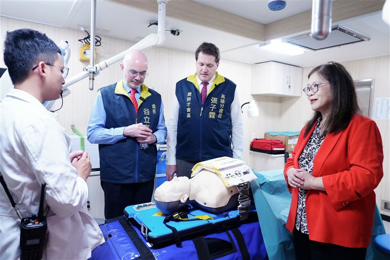 台美安全戰略「好馬吉」管碧玲邀谷立言登雲林艦迎新春！（圖／海巡署提供）