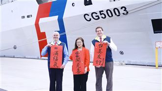 台美安全戰略「好馬吉」管碧玲邀谷立言登雲林艦迎新春！（圖／海巡署提供）