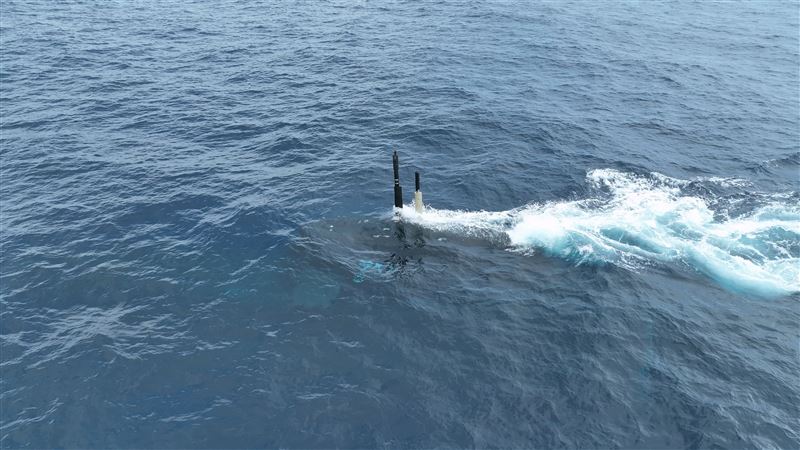 「海鯤軍艦」順利執行淺水潛航測試。（圖／台船公司）