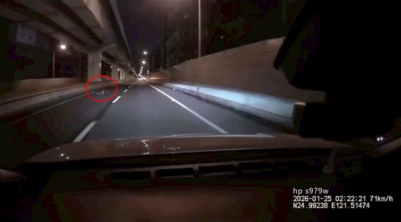 政大雙學士畢業學霸溫男遭連4輾，倒臥內側車道畫面曝光。（圖／翻攝爆料公社二社）