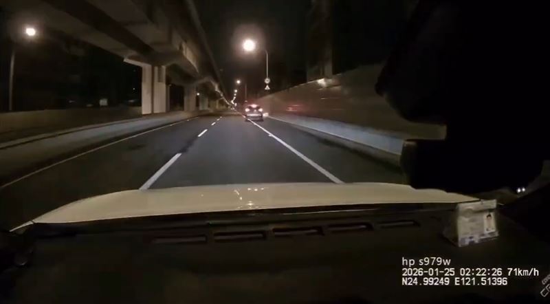 第一輛撞上溫男的白色自小客車，停靠路邊等警方到場處理。（圖／翻攝畫面）