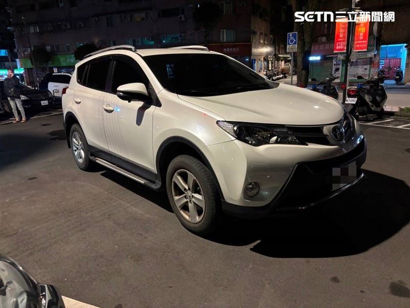 白色自小客車發現撞上溫男後，在路邊停下等待警方。（圖／翻攝畫面）