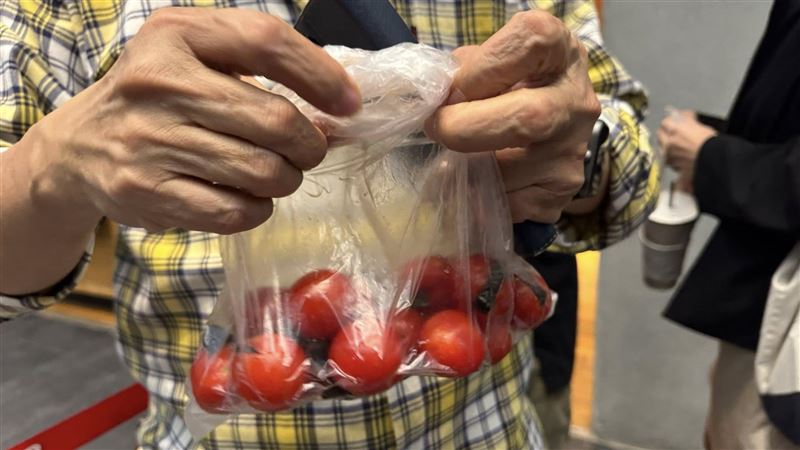 新/黃仁勳怕你餓!珍奶香腸暖哭媒體