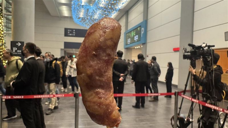 輝達尾牙晚間9點落幕，黃仁勳展現暖男本色，不僅招待媒體珍奶與香腸，更追加「水果阿嬤」的蓮霧、釋迦與蜜餞番茄，用珍珠奶茶、烤香腸全套夜市美食慰勞記者。不過談到尾牙總獎金，輝達上下列為「最高機密」，堅持不透露半點口風。（圖／記者師瑞德攝影）