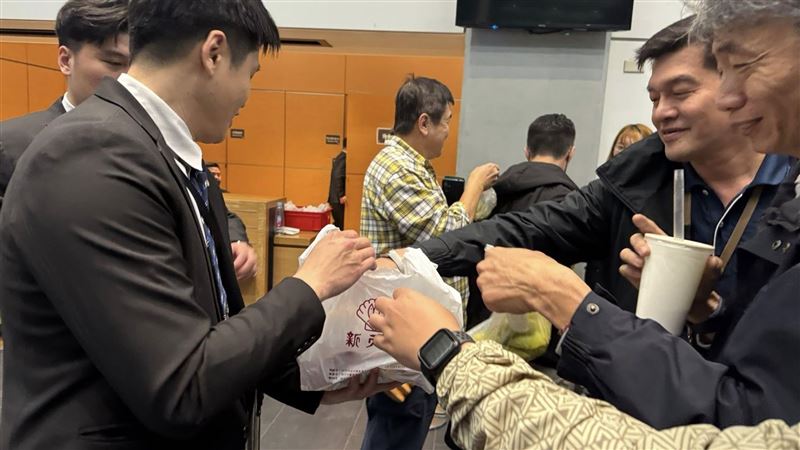 輝達尾牙晚間9點落幕，黃仁勳展現暖男本色，不僅招待媒體珍奶與香腸，更追加「水果阿嬤」的蓮霧、釋迦與蜜餞番茄，用珍珠奶茶、烤香腸全套夜市美食慰勞記者。不過談到尾牙總獎金，輝達上下列為「最高機密」，堅持不透露半點口風。（圖／記者師瑞德攝影）