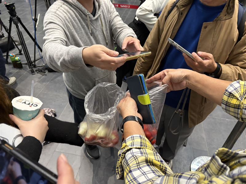 黃仁勳把自己最常造訪的通化街水果阿婆請進輝達尾牙會場，現場供員工享用，也貼心分送水果給在外守候的媒體記者，人情味十足。 （圖／記者王文承攝影）