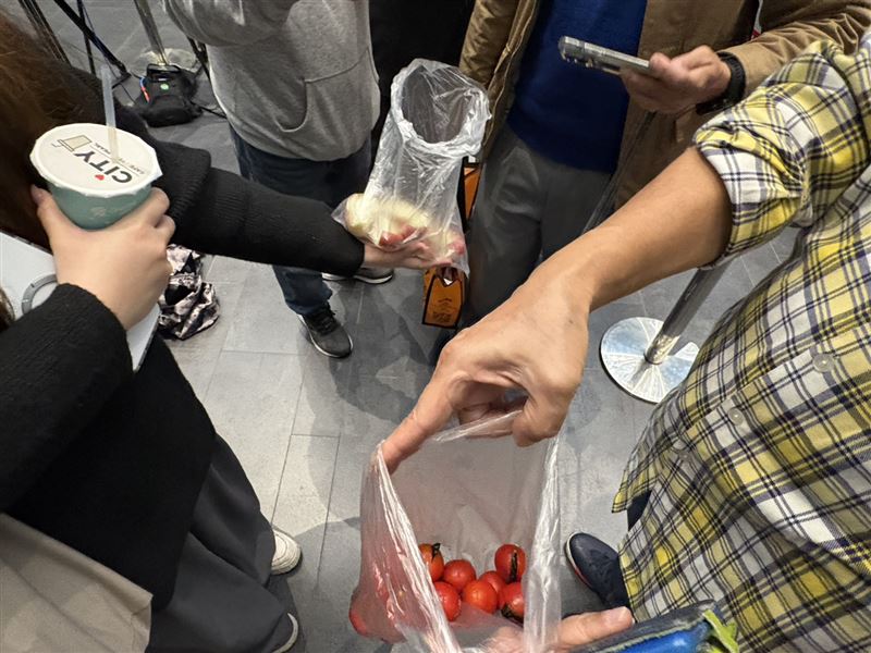 黃仁勳把自己最常造訪的通化街水果阿婆請進輝達尾牙會場，現場供員工享用，也貼心分送水果給在外守候的媒體記者，其中見到黃仁勳最愛的蕃茄蜜餞，現場人情味十足。（圖／記者王文承攝影）