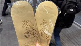 輝達旺年會展現細膩心思，入場即送「人人有獎」的特製伴手禮。採用象徵財富的金色系，並以幾何線條勾勒出「金馬」圖騰，除呼應2026馬年，更巧妙融入3D運算美學，讓這份充滿「AI信仰」的紅包袋成為現場最搶手的收藏品。（圖／記者師瑞德攝影）