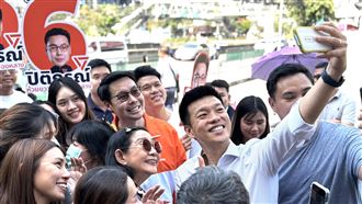 泰國人民黨總理候選人納塔彭與民眾自拍泰國2月8日舉行大選，最新民調顯示，被視為代表年輕世代及改革派的人民黨最受選民青睞，而該黨首席總理候選人納塔彭的支持率也以29.08%位居第一。圖為納塔彭28日在曼谷市場拜票，持手機與選民自拍。中央社記者李宗憲曼谷攝　115年1月30日
