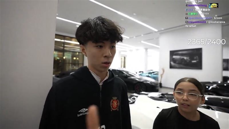 Ray在卡達街頭看到許多超跑，一名女孩竟表示自己爸爸超有錢，可以買一台藍寶堅尼送他。（圖／翻攝自Ray Twitch直播）