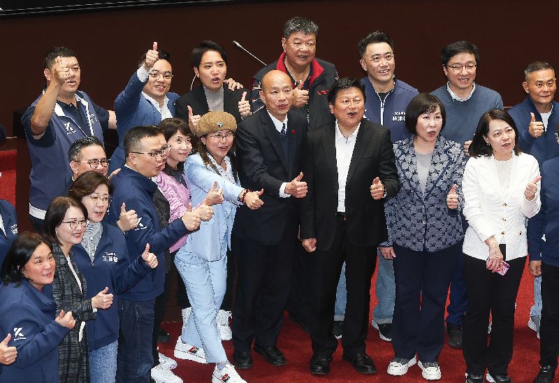 立法院30日舉行第11屆第4會期最後一次院會，晚間會議休息時，院長韓國瑜（前右4）和國民黨立院黨團總召傅崐萁（前右3）、民眾黨立委麥玉珍（前右5）等藍白立委合影