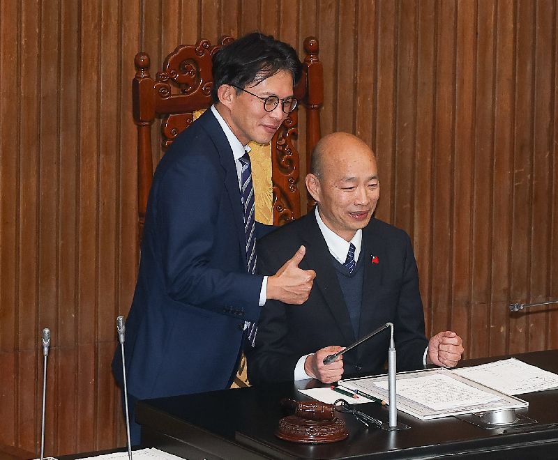 立法院第11屆第4會期最後一次院會30日持續進行至入夜，院會結束後，民眾黨立委黃國昌（左）到主席台旁與立法院長韓國瑜（右）比讚合影