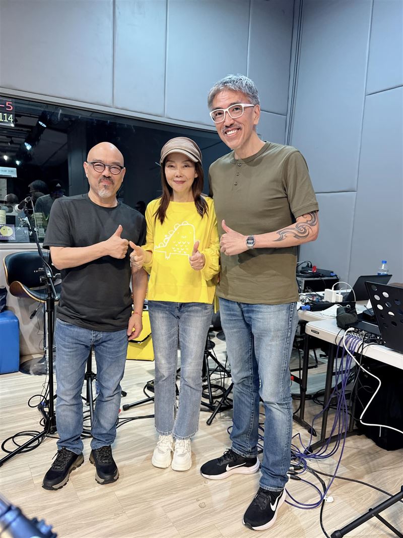 辛曉琪悲痛摯友屠穎（右）離世。左為李琪。（圖／翻攝自辛曉琪臉書）