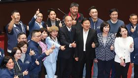 韓國瑜與藍白立委合影立法院30日舉行第11屆第4會期最後一次院會，晚間會議休息時，院長韓國瑜（前右4）和國民黨立院黨團總召傅(山昆)萁（前右3）、民眾黨立委麥玉珍（前右5）等藍白立委合影。中央社記者謝佳璋攝  115年1月30日