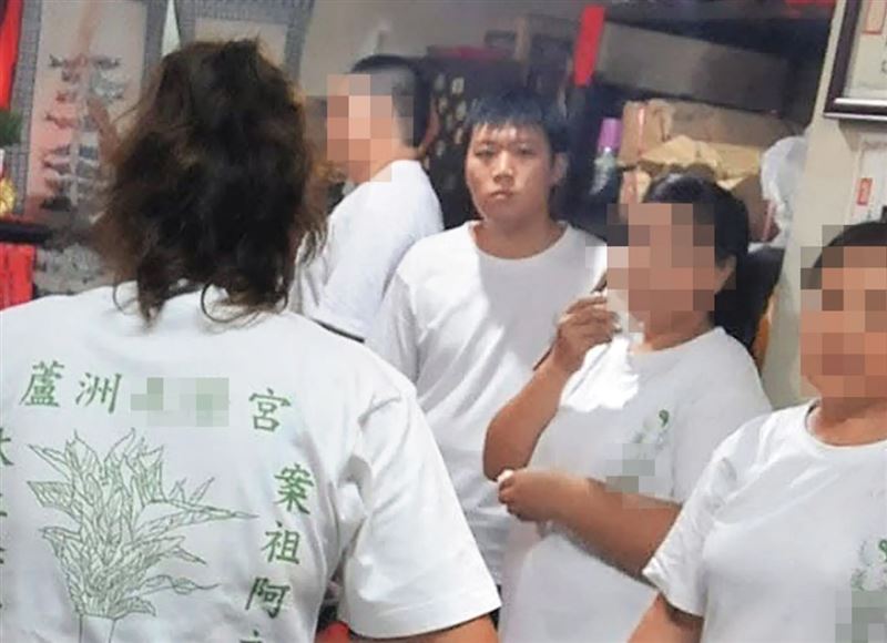 廖聰賢（箭頭處）曾與父親一同參加宮廟活動，留下唯一的正面照。（翻攝畫面）