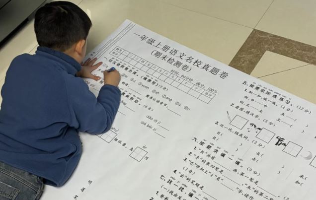 中國家長近期爭相把考卷印成A0尺寸，聲稱可以激起小孩作答的興趣。（圖／翻攝自微博）