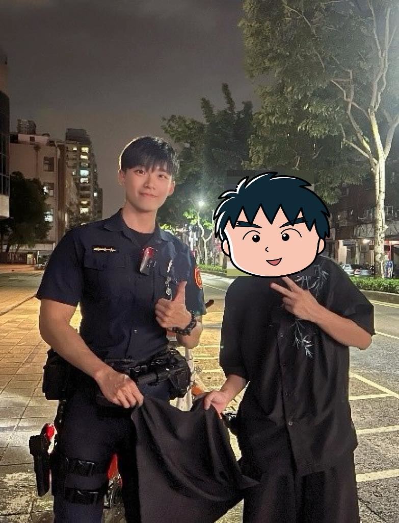 男被腳踏車咬褲腳，暖警蹲下幫解開。（圖／翻攝自高雄市政府警察局臉書）