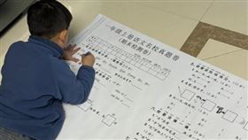 中國家長近期爭相把考券印成A0尺寸，聲稱可以激起小孩做答的興趣。（圖／翻攝自微博）