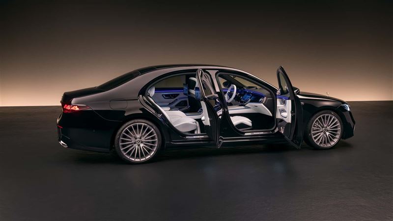 2027年式改採全新Superscreen架構。（圖／翻攝Mercedes-Benz網站）