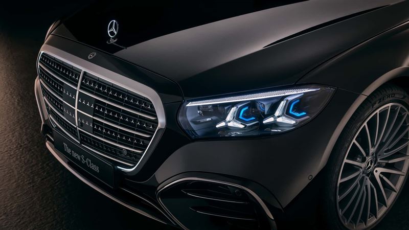 大燈加入三芒星設計。（圖／翻攝Mercedes-Benz網站）