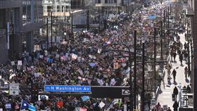 明尼阿波利斯街頭擠滿了不滿ICE行動的示威抗議者。（圖／美聯社／達志影像）