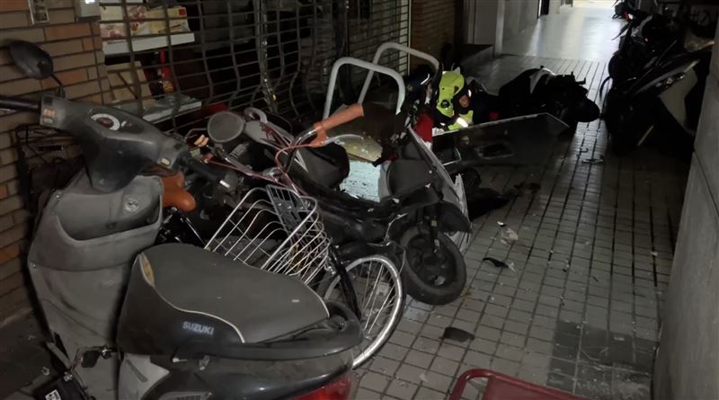 謝男逃跑過程中先暴衝撞進一旁騎樓，撞倒多輛機車。（圖／翻攝畫面）