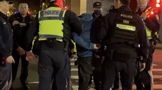 通緝男拒檢撞警！遭警開1槍⋯拖下車上銬