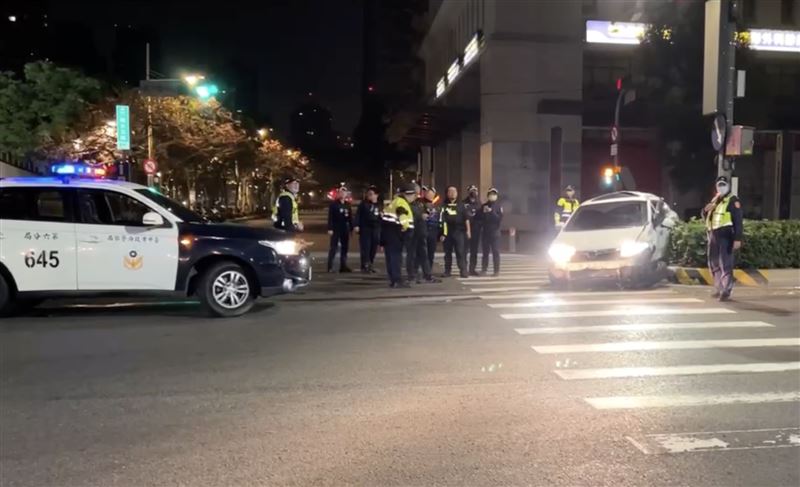 謝男失控自撞上路中央安全島，猛力撞擊造成車輛毀損終於停下。（圖／翻攝畫面）