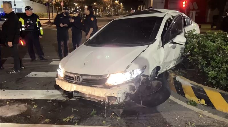 謝男失控自撞路中央安全島，猛力撞擊造成車輛毀損。（圖／翻攝畫面）