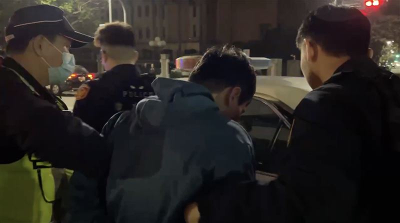 警車迅速將謝男車輛圍住，員警立即衝上前將其拉下車逮捕。（圖／翻攝畫面）