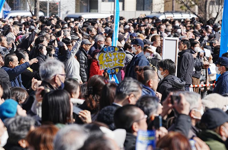 近來高市早苗在多地展開街頭演說，都吸引爆滿人潮。（圖／美聯社／達志影像）