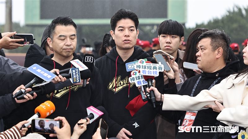 樂天桃猿副領隊礒江厚綺。(圖/記者劉彥池攝影)