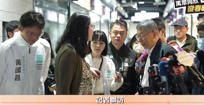 黃國昌和柯文哲發春聯遇到女子陳情，黃國昌低頭秒閃（圖／翻攝自民眾之聲YT）