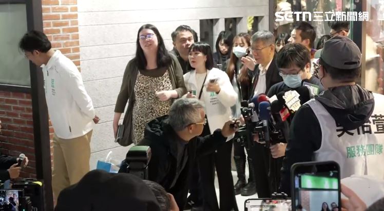 黃國昌和柯文哲發春聯遇到女子陳情，黃國昌低頭秒閃（圖／翻攝畫面）