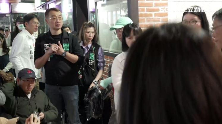 黃國昌和柯文哲發春聯遇到女子陳情，黃國昌低頭秒閃（圖／翻攝自畫面）