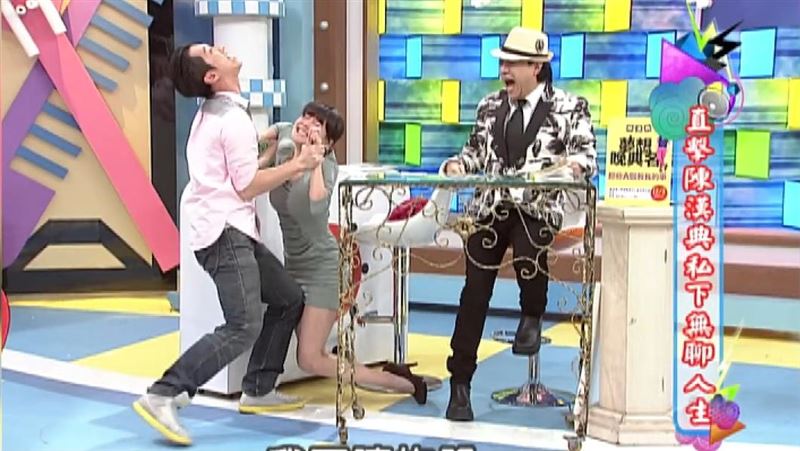 陳漢典趕緊把小S拉起來。(圖/翻攝自YT)