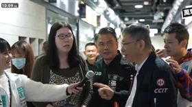 黃國昌和柯文哲發春聯遇到女子陳情，柯文哲一開始試圖和對方溝通，最後也抓了抓頭離開（圖／翻攝自民眾之聲YT）