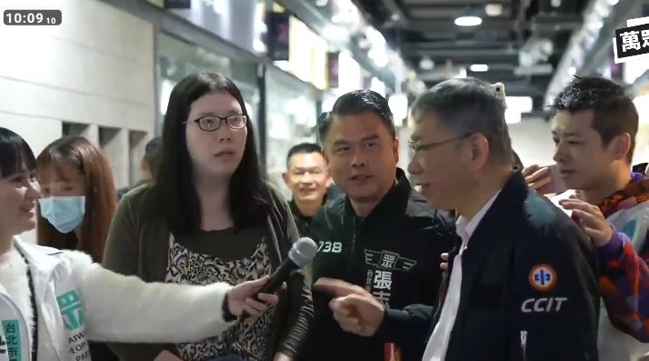 黃國昌和柯文哲發春聯遇到女子陳情，柯文哲一開始試圖和對方溝通，最後也抓了抓頭離開（圖／翻攝自民眾之聲YT）